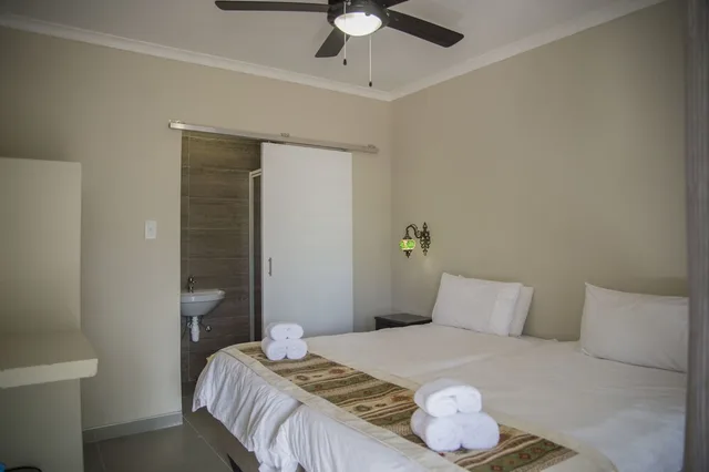 غرفة قياسية بسريرين منفصلين، Tsumeb Backpackers 6/10