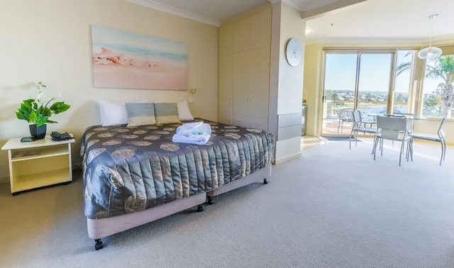 Studio, Queen Bed, Pool and Ocean View، The Bluff Resort Apartments 1/3