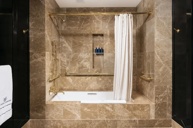 جناح جونيور بسرير كينج بإطلالة على النهر لذوي الإعاقة، Casa Cipriani New York 2/2