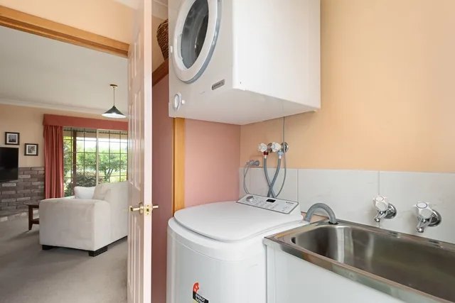 2 Bedrooms, Cherry, Family, Cottage, 1 Queen and 3 Single Beds، Swansea Cottages & Motel Suites 6/6