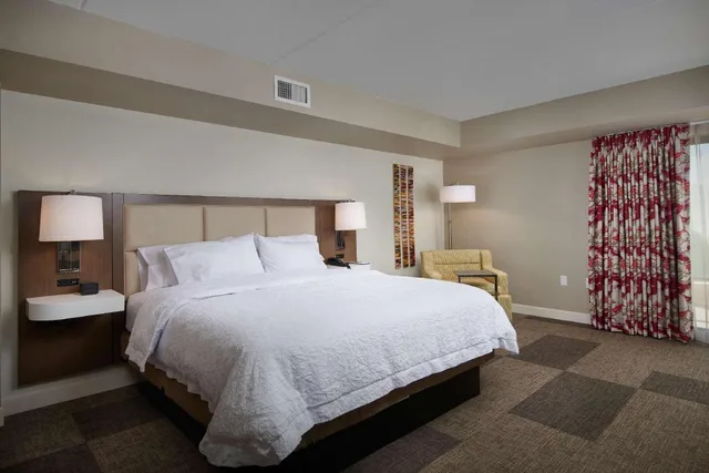 جناح بسرير كينج بشرفة مع أريكة، Hampton Inn & Suites Scottsdale On Shea Blvd 1/2