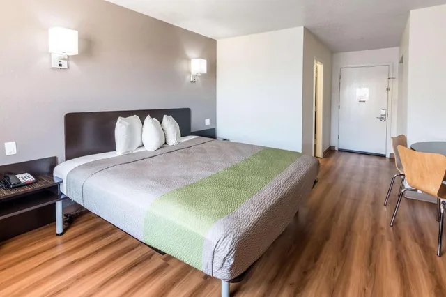 غرفة بسرير كينج بمطبخ، Studio6 Arlington, TX 2/10