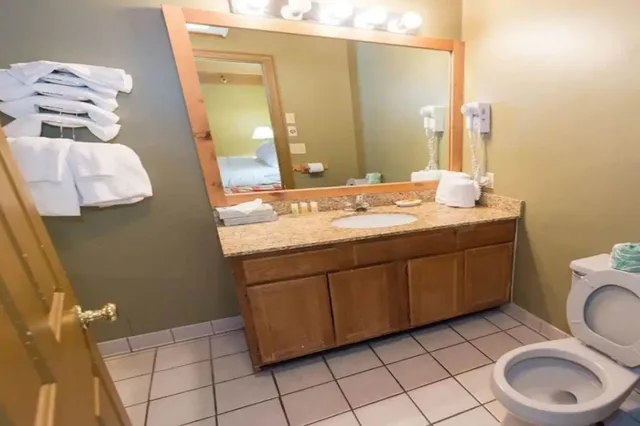 لوفت قياسي بسريرين كوين، Timbers Lodge 8/9