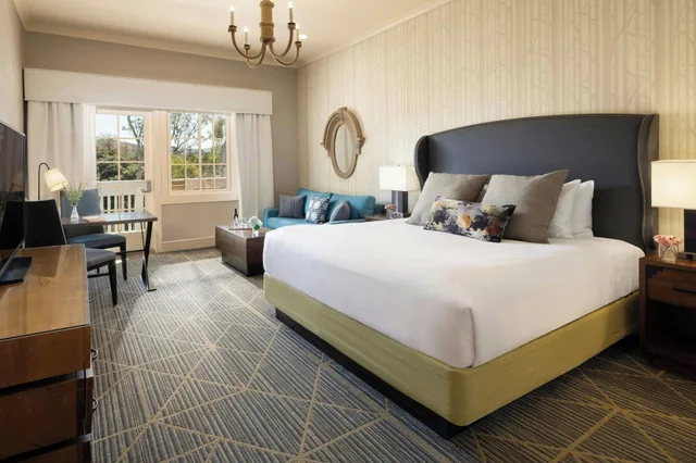 غرفة فاخرة بسرير كينج بشرفة بإطلالة مع أريكة، River Terrace Inn 2/2
