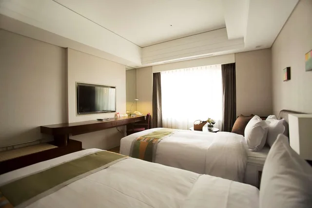 غرفة قياسية بسريرين منفصلين بحوض استحمام، Seoul Garden Hotel 1/6