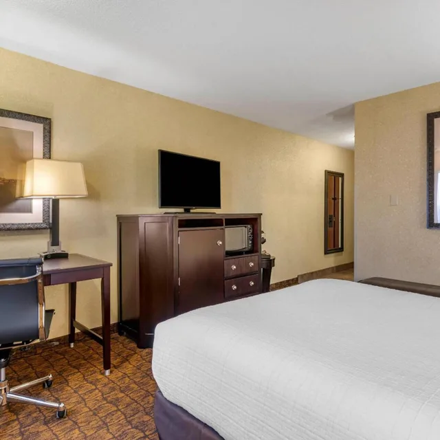 غرفة بسرير كينج بحوض استحمام لذوي الإعاقة، Lloyd Hotel Astoria Bayfront, Ascend Hotel Collection, OR 6/10