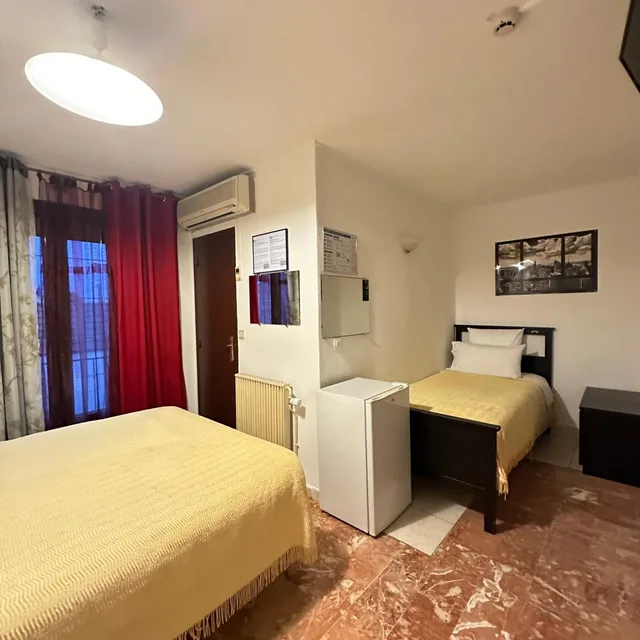 غرفة ثلاثية، Hotel Paris Star 7/10