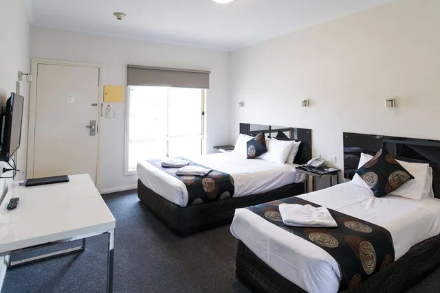 غرفة ديلوكس بسرير كوين وسرير فردي بمطبخ صغير، Best Western Mill Park Motel 3/8