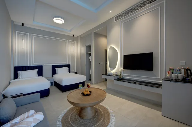 غرفة بسريرين منفصلين بشرفة، KAY Homes Villas Ras Al Khaimah 1/1