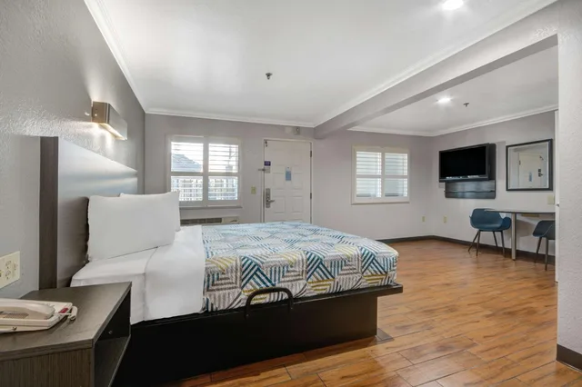 2 Queen Beds - Suite, Non-Smoking, Micfridge, Motel6 Ontario, CA - Convention Center Airport 3/5