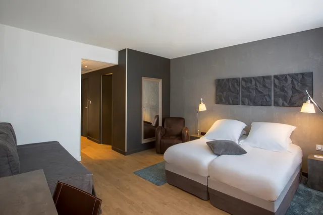 غرفة سوبيريور بسرير كوين وسرير فردي بإطلالة على الجبل بشرفة، Hotel Litteraire Alexandre Vialatte, BW Signature Collection 3/5