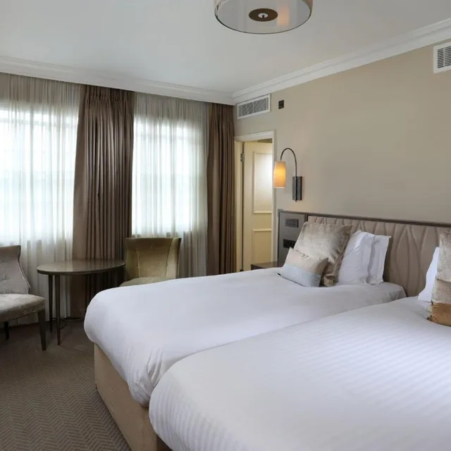 Comfy, Twin Beds، The Castle Hotel Windsor 1/2