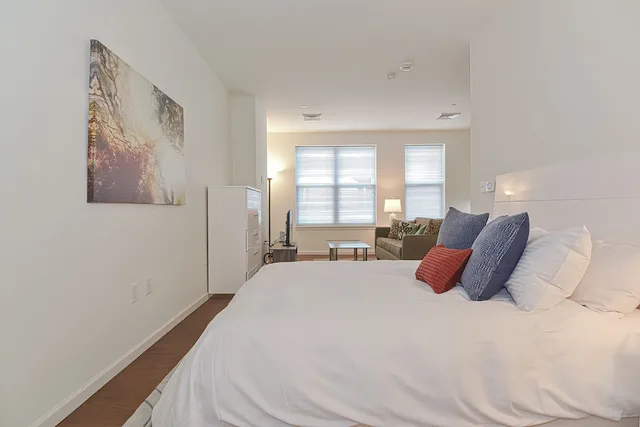 استوديو فاخر بسرير كوين مع أريكة، Global Luxury Suites East Boston 1/3