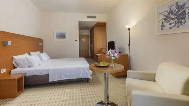Comfort, King Bed, with Extra Bed, Lateral Side Sea View، Family Hotel La Luna – All inclusive 3/5