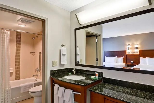 غرفة بسريرين مزدوجين مع أريكة في طابق مرتفع، Hyatt Place Memphis Wolfchase Galleria 2/2