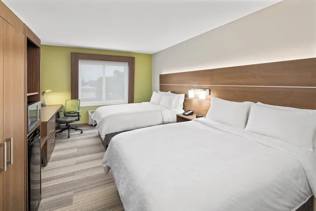 غرفة قياسية بسريرين كوين لذوي الإعاقة، Holiday Inn Express Hotel And Suites Palm Bay 1/2