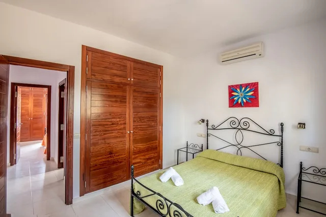 شاليه بأربعة أسرّة وسريرين مزدوجين بـ5 غرف نوم، Bungalows Es Pins 1/4