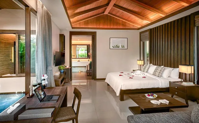 فيلا بمسبح خاص، Khanom Beach Resort and Spa 1/3