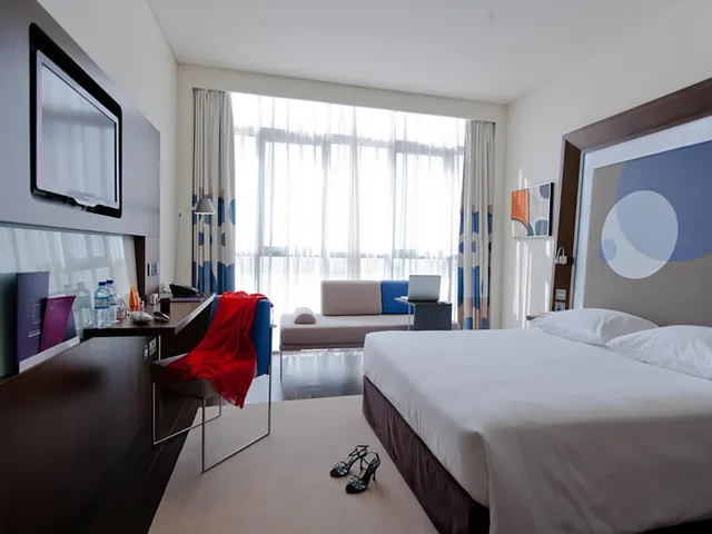 غرفة سوبيريور بسرير كينج، Novotel Abu Dhabi Gate 1/10
