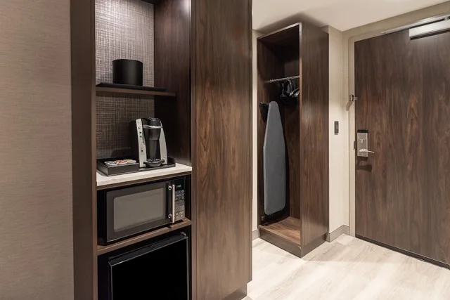 غرفة قياسية بسريرين كوين، HOLIDAY INN BOSTON LOGAN AIRPORT - CHELSEA 3/3