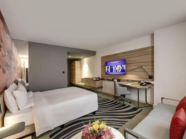 غرفة قياسية بسرير مزدوج بإطلالة على المدينة مع أريكة، Novotel Sharjah Expo Centre 3/10