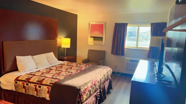 غرفة بسرير كينج مع أريكة، Rodeway Inn Rifle 1/4