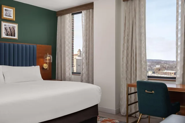 غرفة بسرير مزدوج لذوي الإعاقة، Hotel Ardent Dayton Downtown, Tapestry Collection by Hilton 2/4