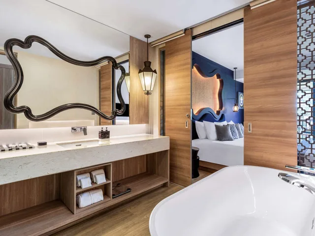 غرفة بريميير عائلية بسرير كينج وسرير كوين بإطلالة على البحر بشرفة، Avista Grande Phuket Karon MGallery 8/10