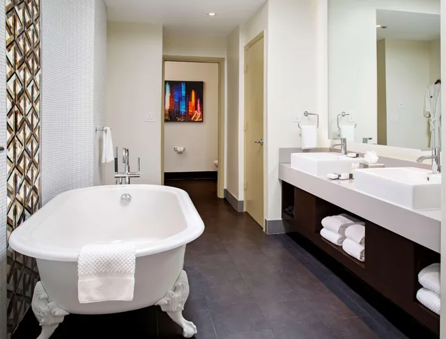 جناح رئاسي بسرير كينج مع أريكة، DoubleTree by Hilton Hotel Miami Airport and Convention Center 2/3