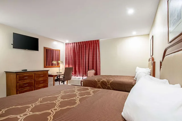 2 Queen Beds - Non-Smoking, Micfridge، Motel6 Buena Park, CA – Anaheim/Near Maingate Knotts 2/3