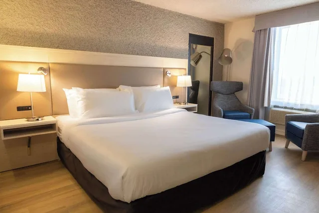 غرفة بسرير كينج، Radisson Hotel Fort St. John, BC 1/5