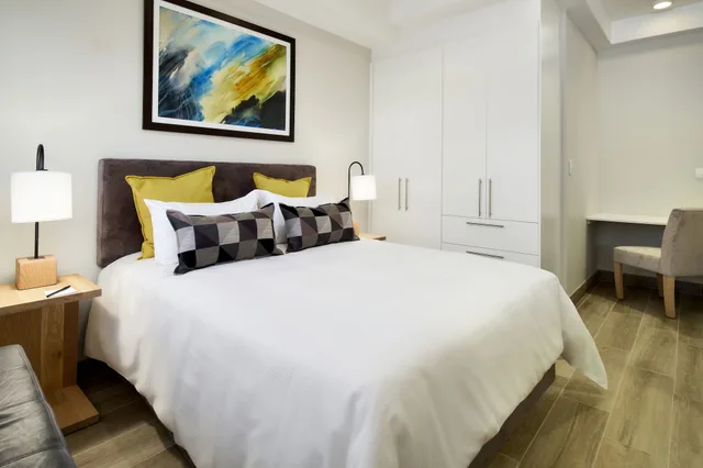 غرفة صغيرة بسرير كوين، The Regency Apartment Hotel Menlyn 1/3