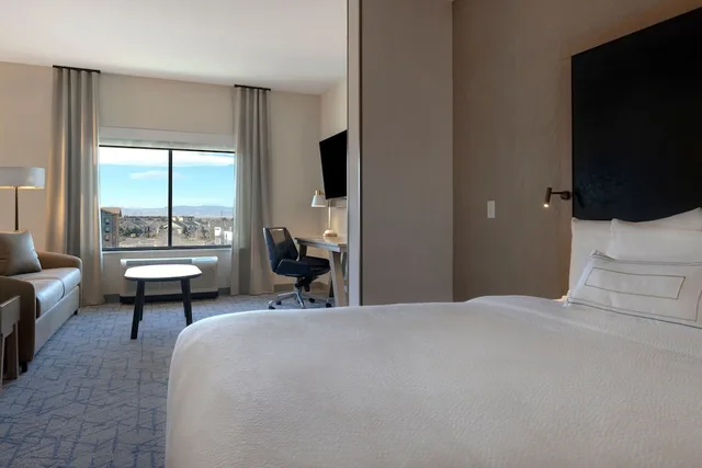 جناح بسرير كينج مع أريكة لذوي الإعاقة، Fairfield Inn & Suites by Marriott Denver Airport at Gateway Park 2/6