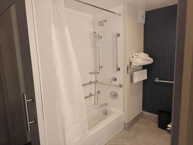 غرفة بسرير كينج لذوي الإعاقة، Comfort Inn Downtown Charleston 5/7
