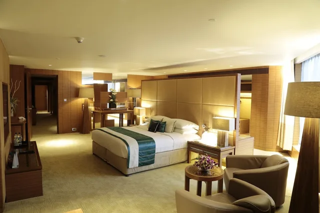 Neptune, Premier, Suite, King Bed, Lagoon View, Balcony, Bathtub، Sahara Star Mumbai 2/4