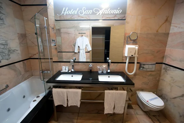 غرفة ديلوكس بسرير مزدوج أو سريرين منفصلين بإطلالة على البحر بشرفة، Hotel San Antonio 6/9