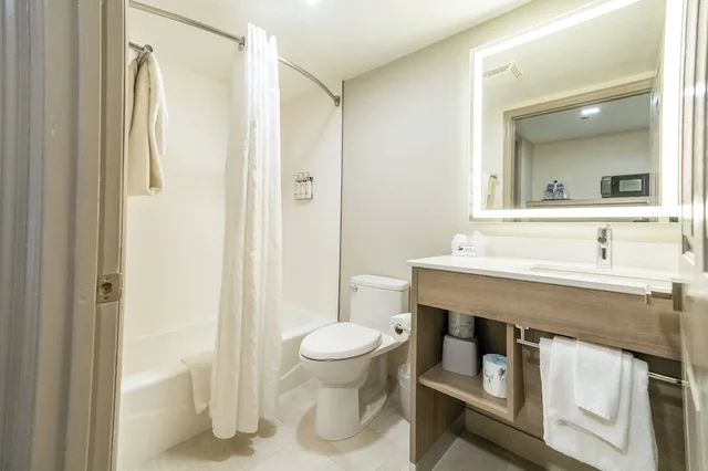غرفة قياسية بسرير كوين، Holiday Inn Express Hotels Suites Cocoa Beach 3/3