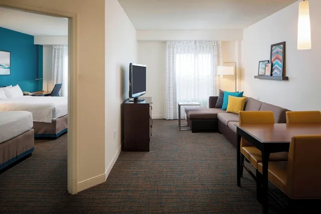 جناح عائلي بسريرين كوين بغرفة نوم واحدة مع أريكة لذوي الإعاقة، Residence Inn Orlando At Seaworld 1/4