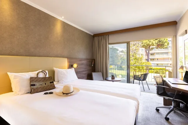 غرفة بريفيليج بسريرين منفصلين بإطلالة على الحديقة بشرفة، Luxotel Cannes 1/4
