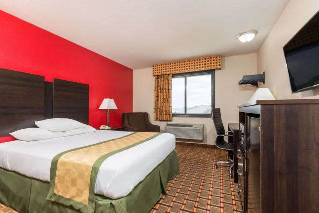 Room, Queen Bed, Days Inn By Wyndham Muncie -Ball State University 2/2