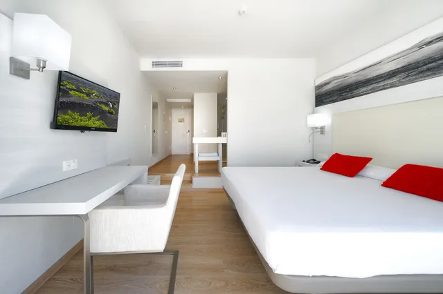 جناح جونيور بسرير كينج بشرفة مع أريكة، Aequora Lanzarote Suites 3/10