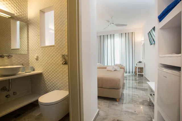 غرفة سوبيريور بإطلالة جزئية على البحر، Polos Hotel Paros 10/10