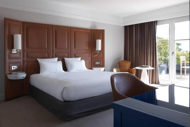 1 Bedroom, Suite, King Bed, Eiffel View, Terrace، Renaissance Paris Hippodrome de St. Cloud Hotel 3/7