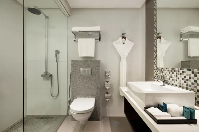غرفة ديلوكس بسرير كينج لذوي الإعاقة، Wyndham Garden Manama 5/7
