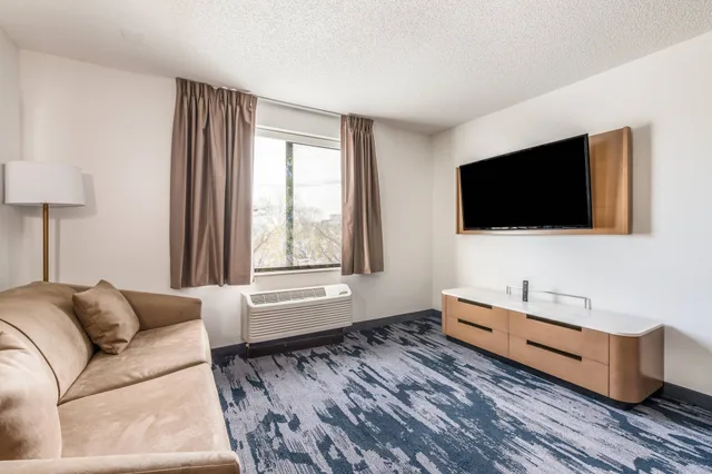 جناح بسرير كينج مع أريكة، Fairfield Inn Suites Greensboro Coliseum Area 3/4