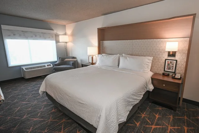 غرفة قياسية بسرير كينج لذوي الإعاقة، Holiday Inn Cleveland-Mayfield 2/6