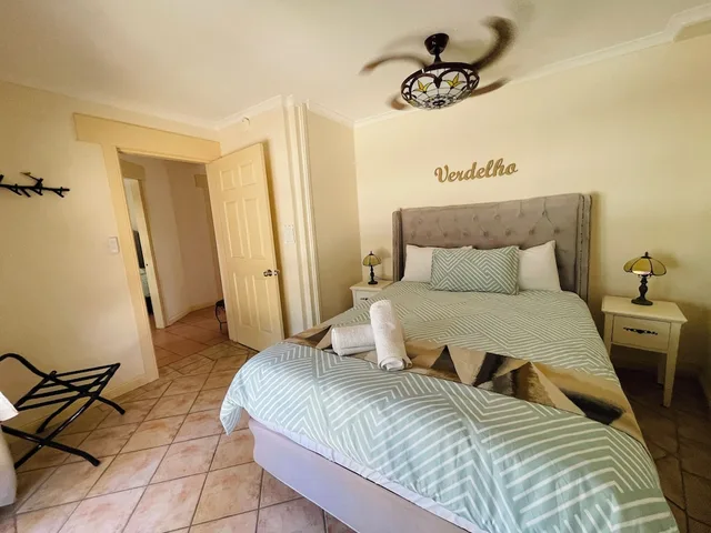 غرفة بسرير كوين وسريرين منفصلين بإطلالة على الحديقة بشرفة بغرفتي نوم، Villa Provence 4/10