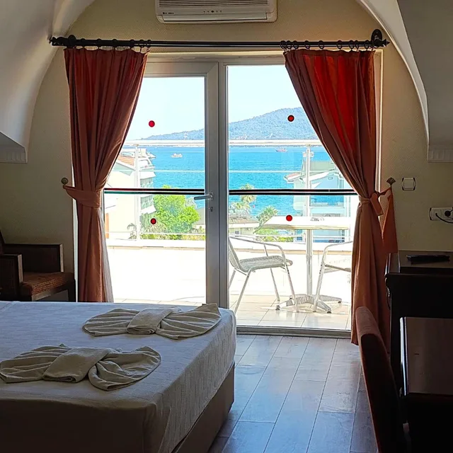 غرفة بسرير مزدوج أو سريرين منفصلين بإطلالة جزئية على البحر، Alkan Hotel 1/3