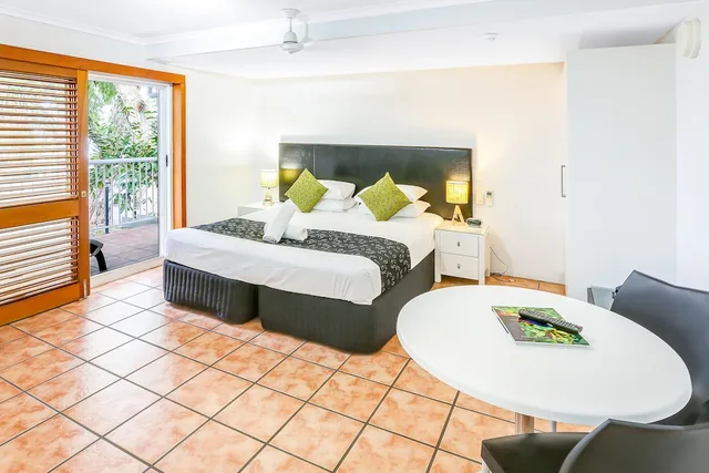 Studio, King Bed, Partial Beach View، Paradise on the Beach 2/6
