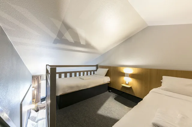 غرفة رباعية بسرير مزدوج وسريرين منفصلين، B&B Hotel Toulouse Cite de l'Espace Mouchotte 3/4